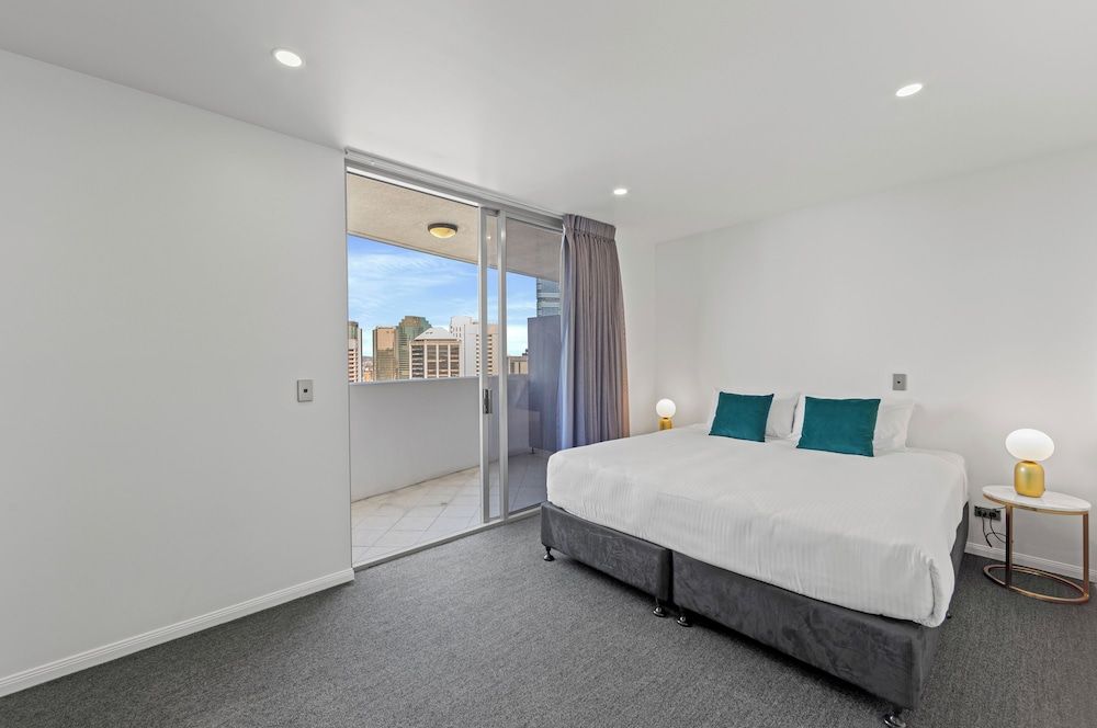 CLLIX Brisbane Central Apartments Three Bedroom Three Bathroom Split Level City View Penthouse 4