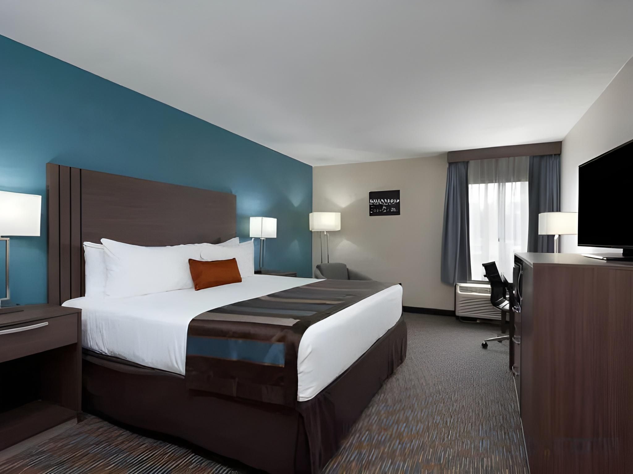 King Room with Roll-In Shower - Disability Access