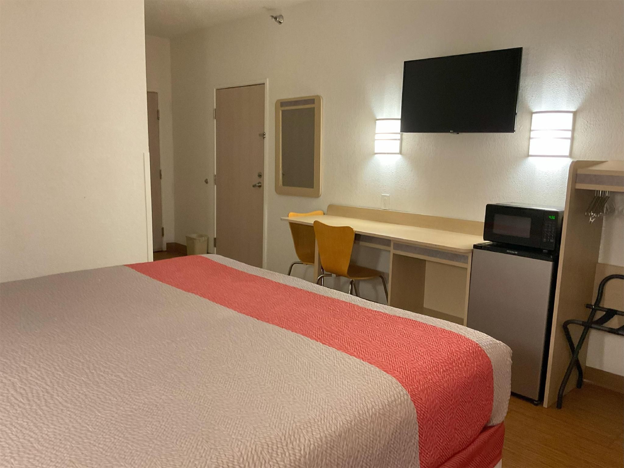 1 King Bed | Mobility Accessible RI Shower Nsmk