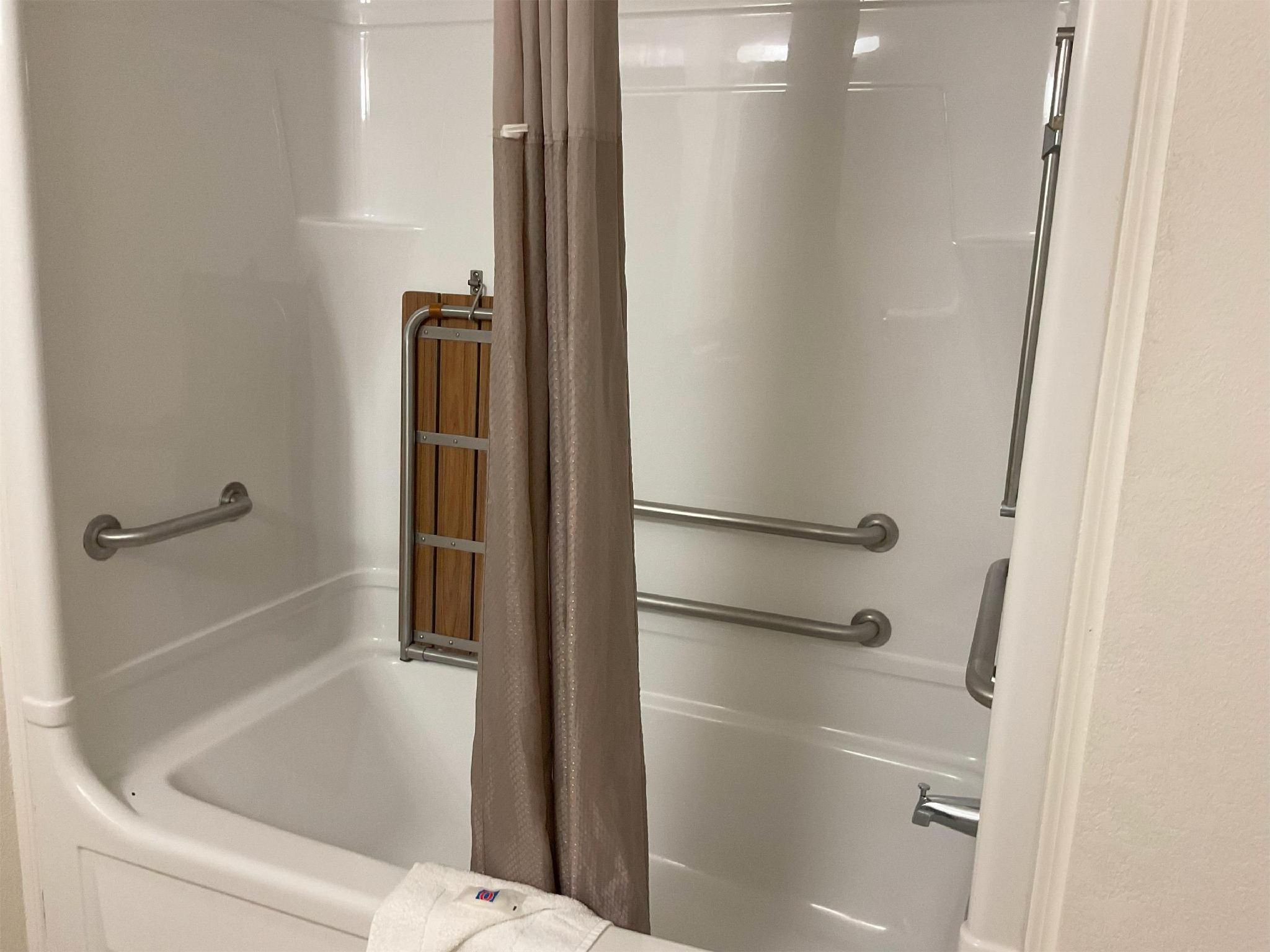 Motel 6 Pearl, MS - Jackson Airport 1 King Bed | Mobility Accessible Tub, Nsmk 3