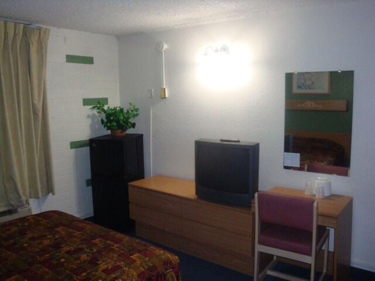 Queen Bed with Kitchenette Smoking