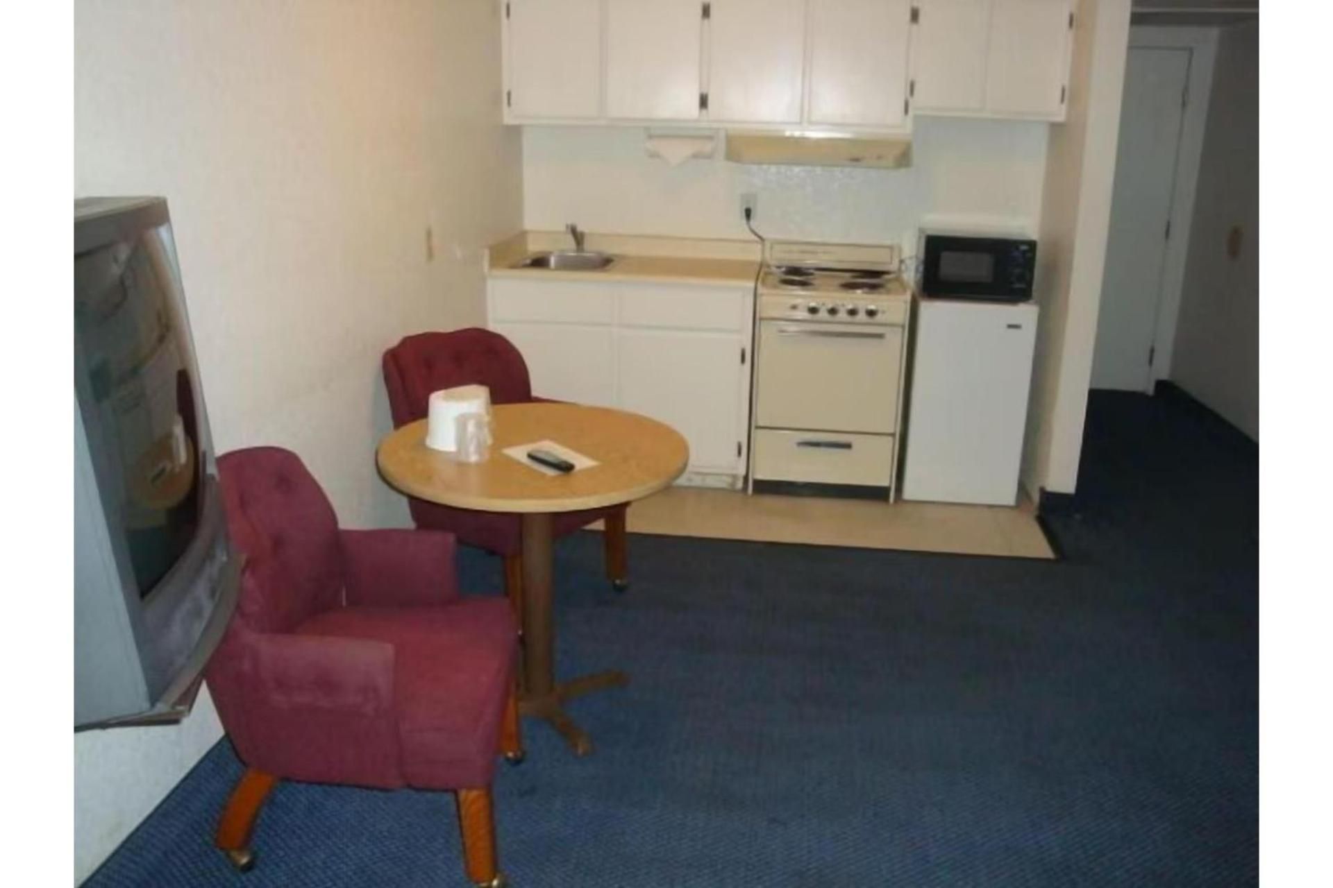 Queen Bed with Kitchenette Smoking