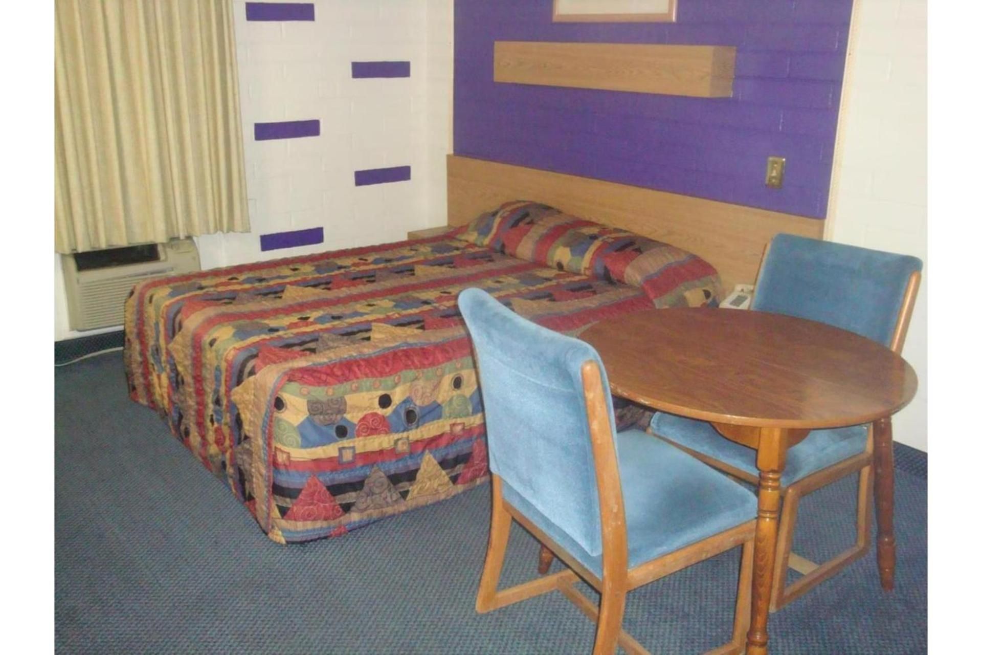Queen Bed Accessible Non-Smoking