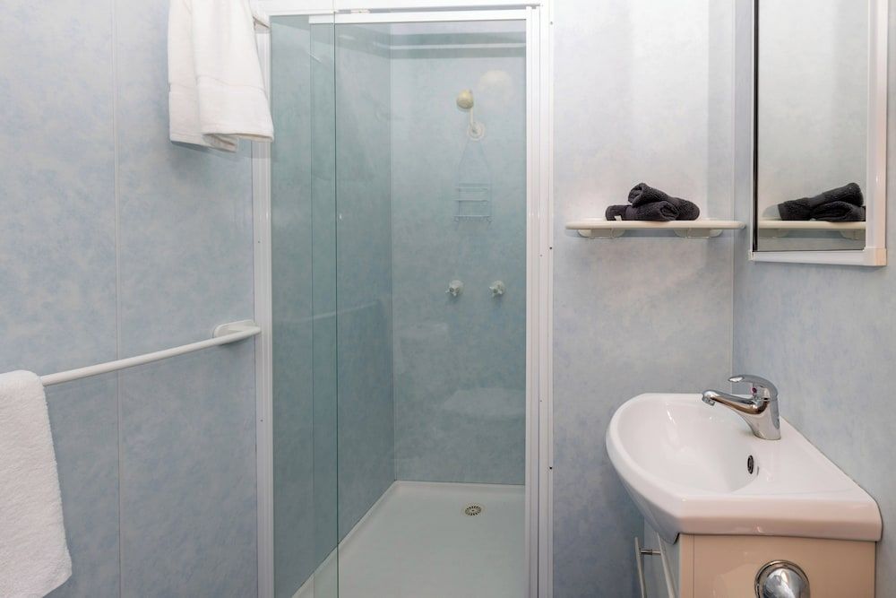 BIG4 Kelso Sands Holiday and Native Wildlife Park Classic Cabin, River View 13