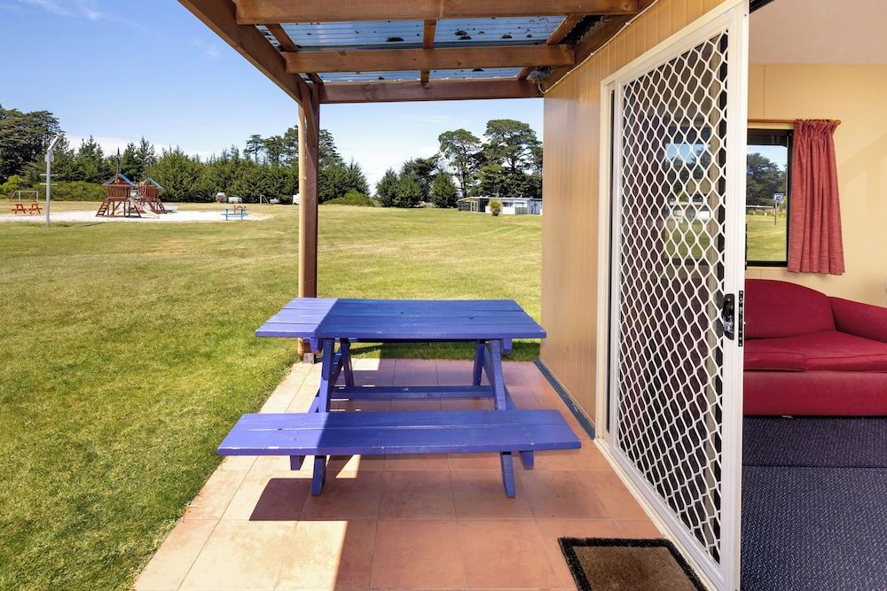 BIG4 Kelso Sands Holiday and Native Wildlife Park Classic Cabin, River View 9