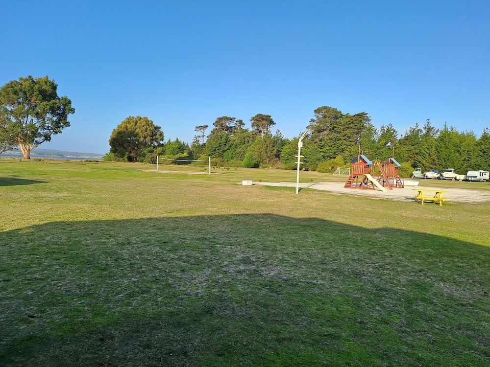 BIG4 Kelso Sands Holiday and Native Wildlife Park Classic Cabin, River View 11