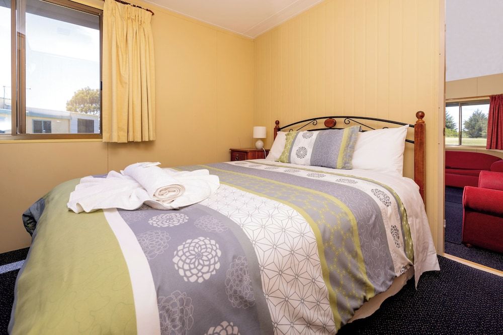 BIG4 Kelso Sands Holiday and Native Wildlife Park Classic Cabin, River View 2