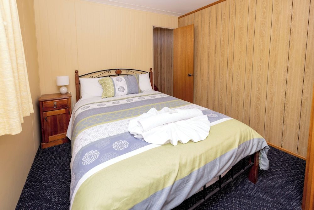 BIG4 Kelso Sands Holiday and Native Wildlife Park Classic Cabin, River View 3