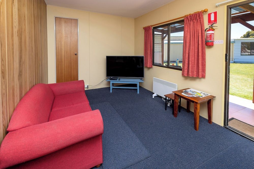 BIG4 Kelso Sands Holiday and Native Wildlife Park Classic Cabin, River View 7