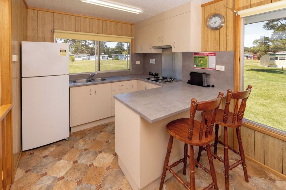 BIG4 Kelso Sands Holiday and Native Wildlife Park Classic Cabin, River View 6
