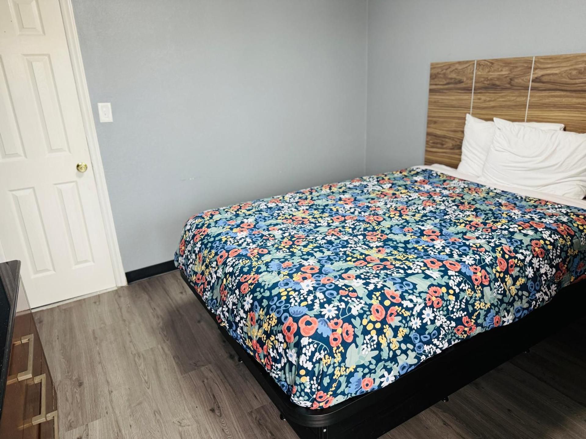 Sun N Sand Motel Economy Single Room