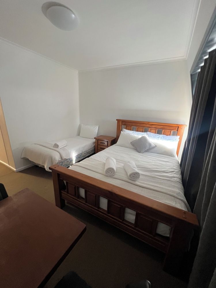 The Lodge Cooma Basic Quadruple Room 3