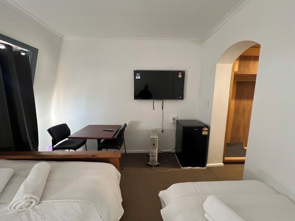 The Lodge Cooma Deluxe Triple Room 4