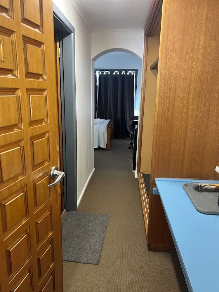 The Lodge Cooma Deluxe Triple Room 2