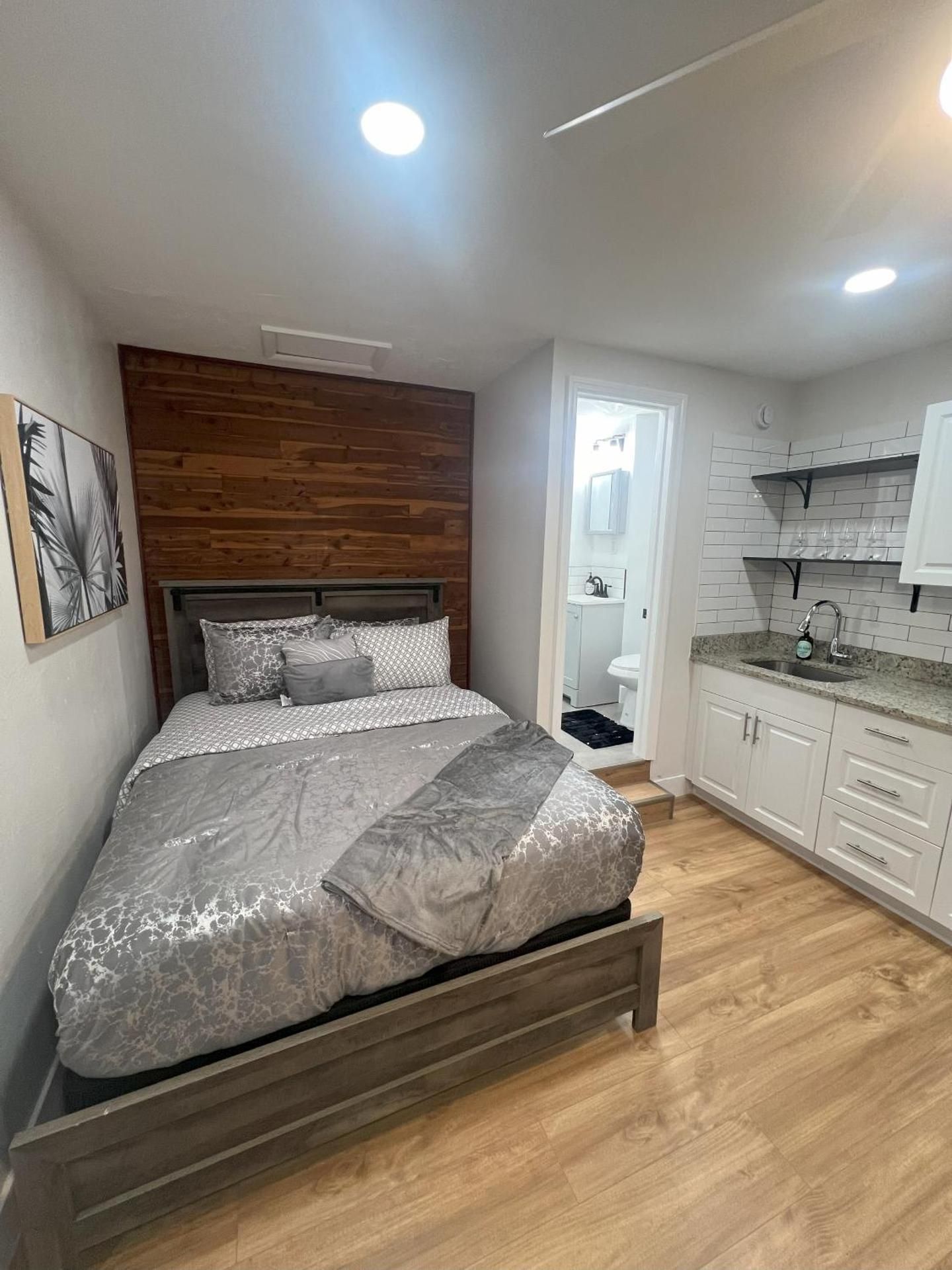 Standard Queen Studio with Kitchen and Den