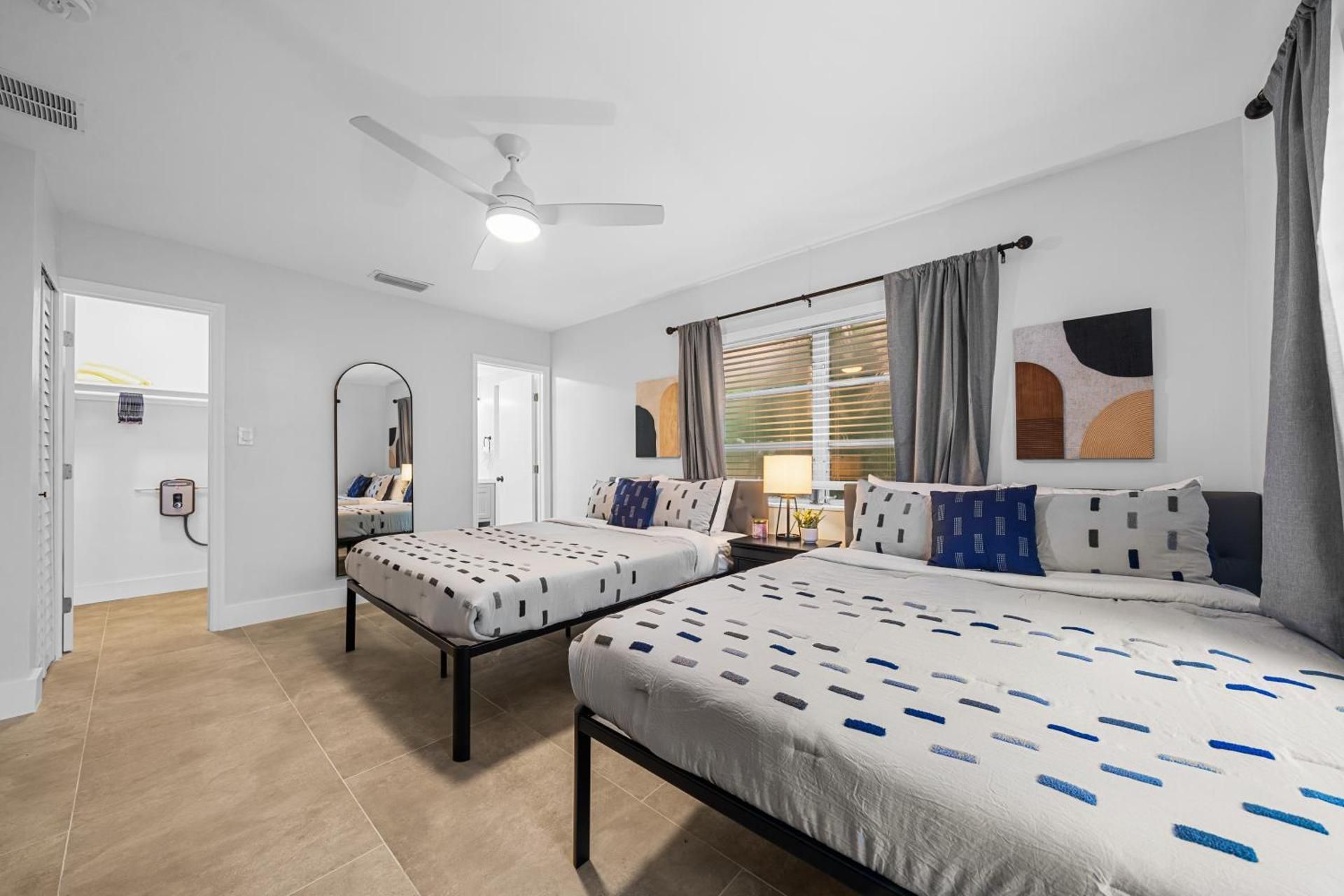One Bedroom Apt with Two Queen Beds, Sofa Bed and Kitchen