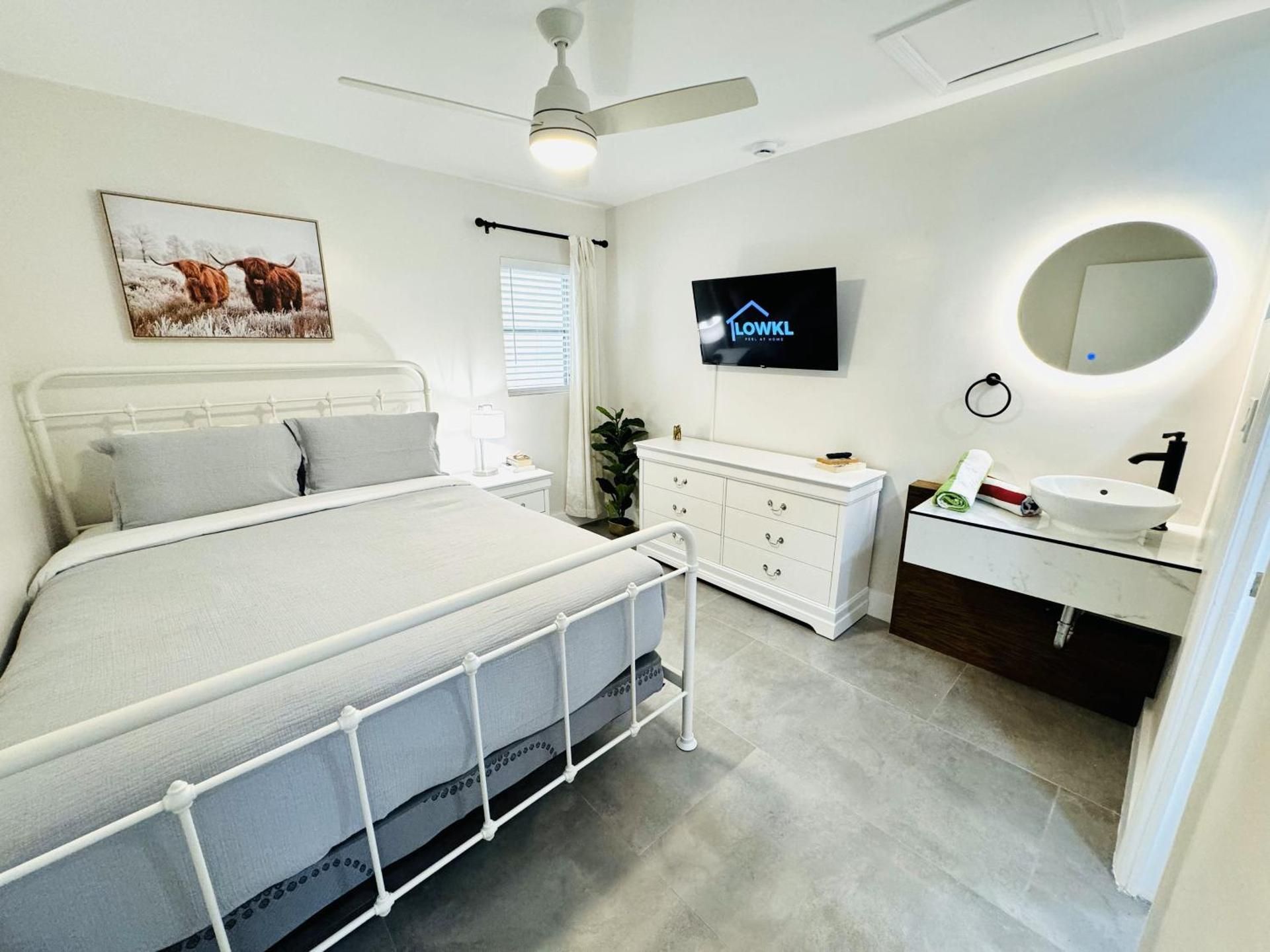 Deluxe Two Bedroom Two Bath Apartment with Kitchen and Sofa Bed