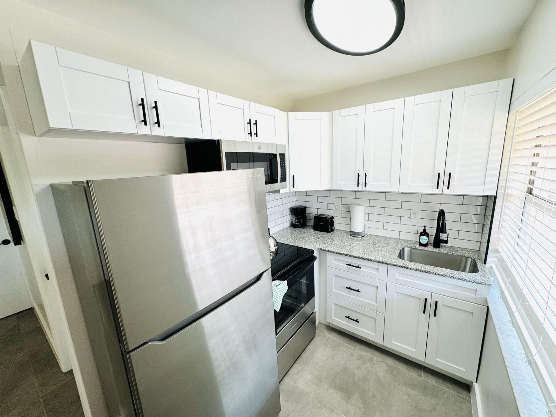 Deluxe Two Bedroom Two Bath Apartment with Kitchen and Sofa Bed