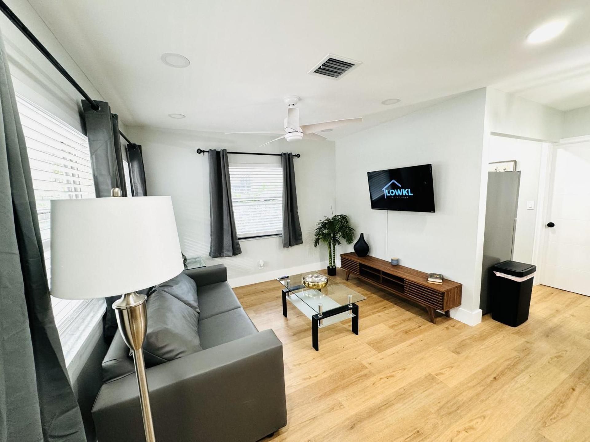 Deluxe One Bedroom King with Kitchen and Sofa Bed