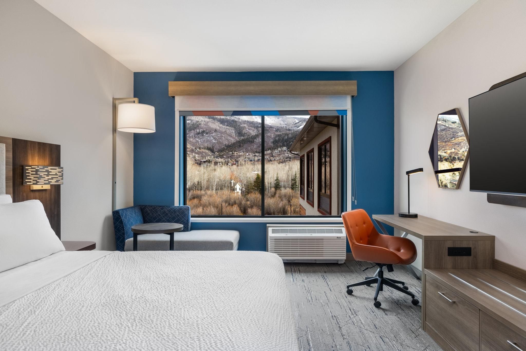 Holiday Inn Express & Suites Steamboat Springs 2 King Standard Mobility Accessible Transfer Shower