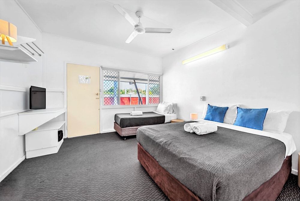 Pearly Shell Motel Room, Multiple Beds 2