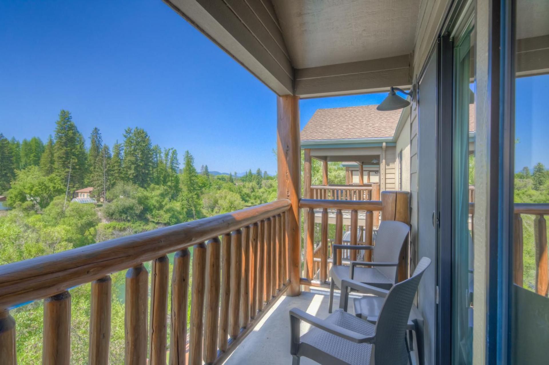 Queen Room with Two Queen Beds and Balcony - River View/Non-Smoking