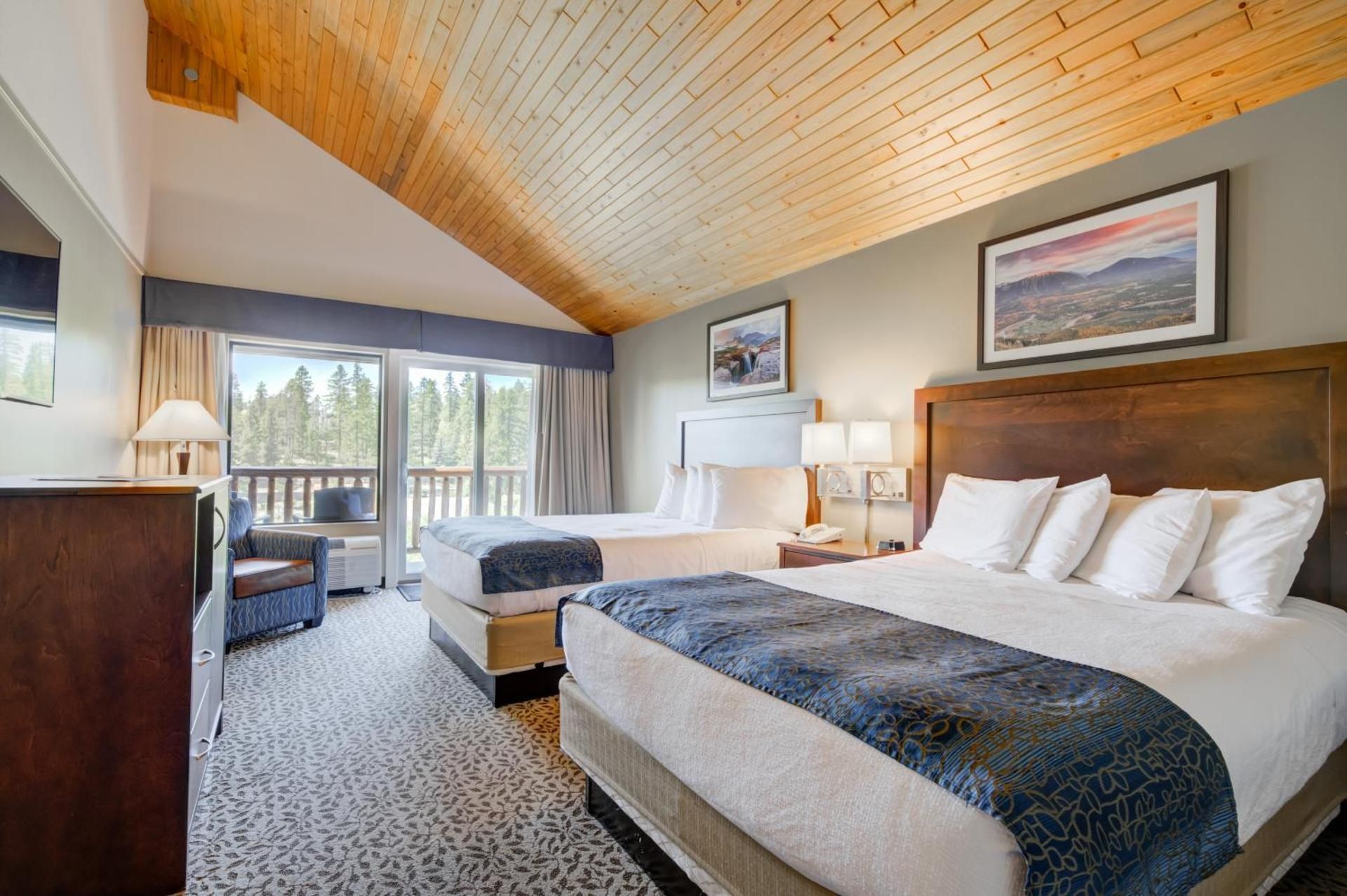 Queen Room with Two Queen Beds and Balcony - River View/Non-Smoking