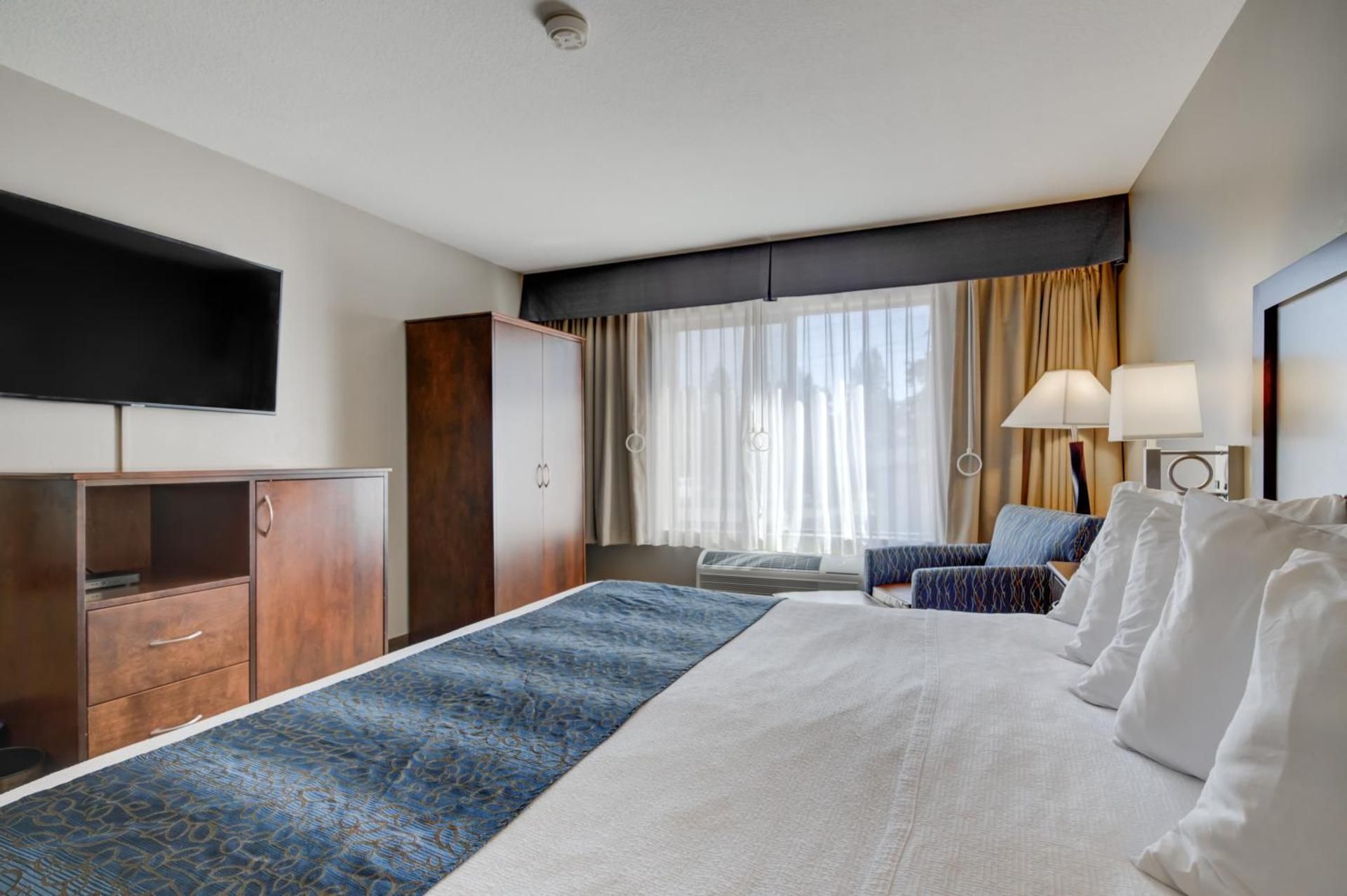 King Room with Roll-In Shower - Accessible/Non-Smoking