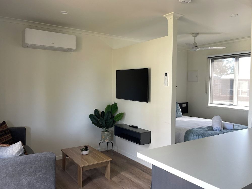 Kerang Holiday Park Elite Cabin, Balcony, Garden View 2