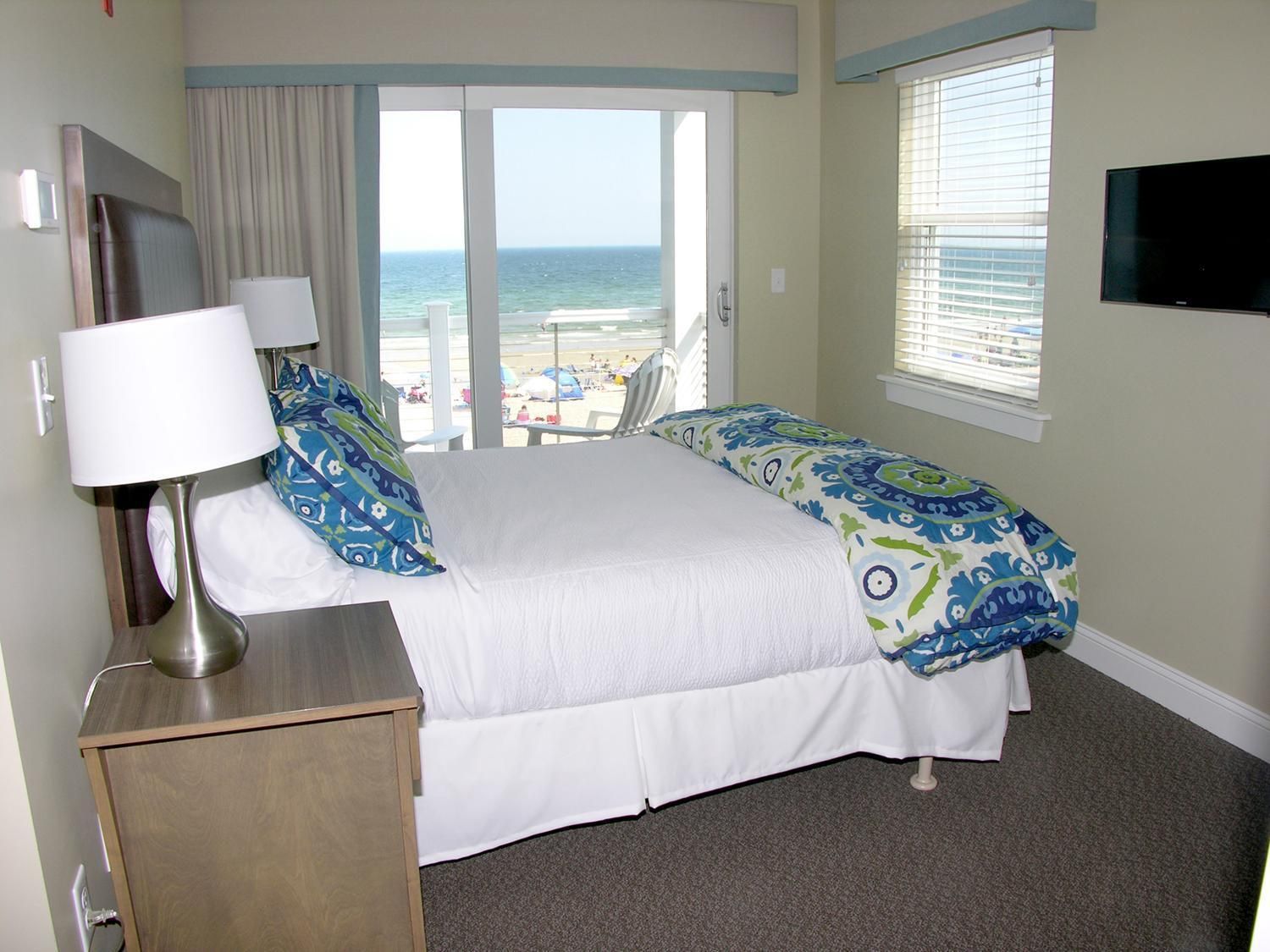 Luxury One-Bedroom Sunrise Suite with Beachfront View