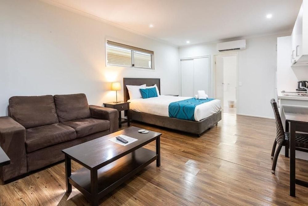 Chinchilla Tourist Park Deluxe Studio, Patio, Garden View 3