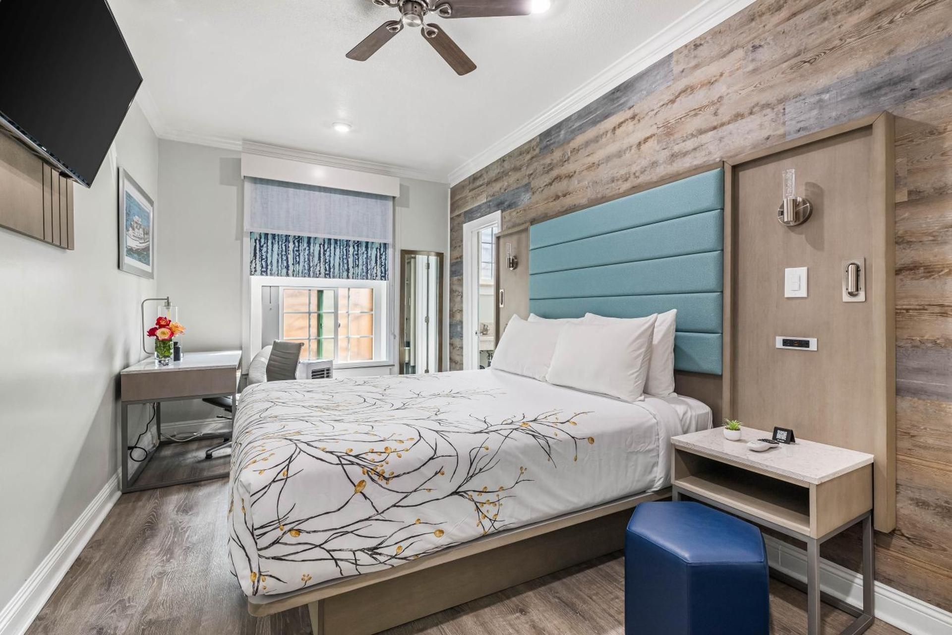 Deluxe Queen Room