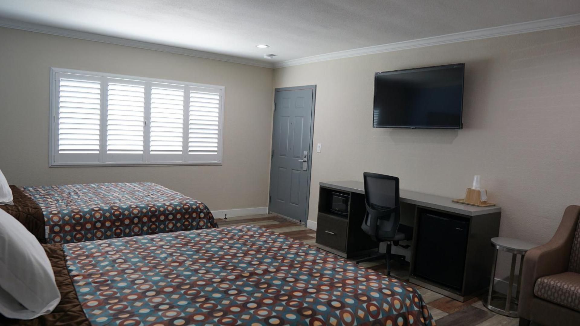 Sea Breeze Inn - LAX Airport, Los Angeles Superior Queen Room with Two Queen Beds 2