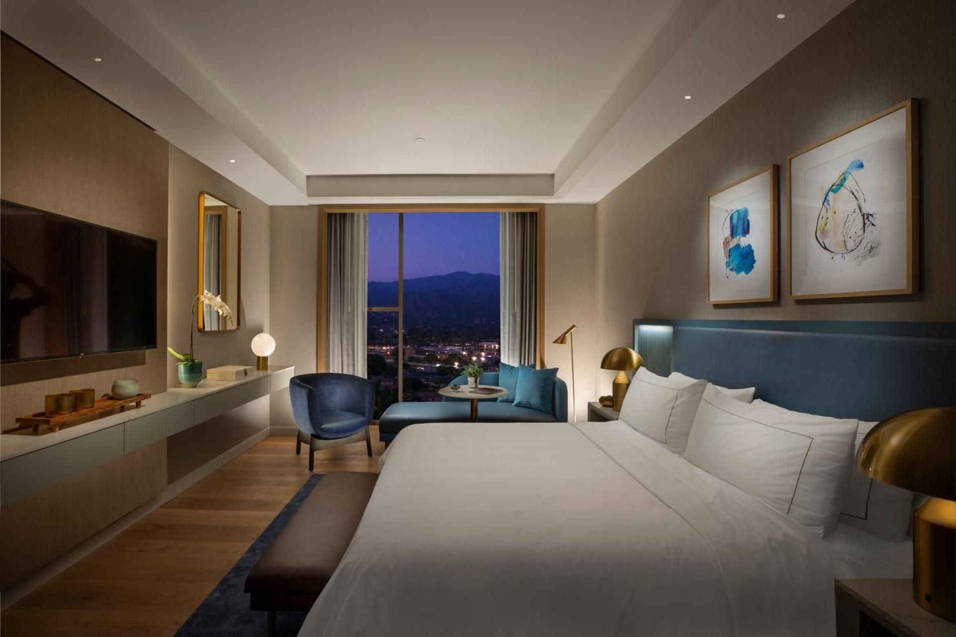 1 King Bed Hearing Accessible