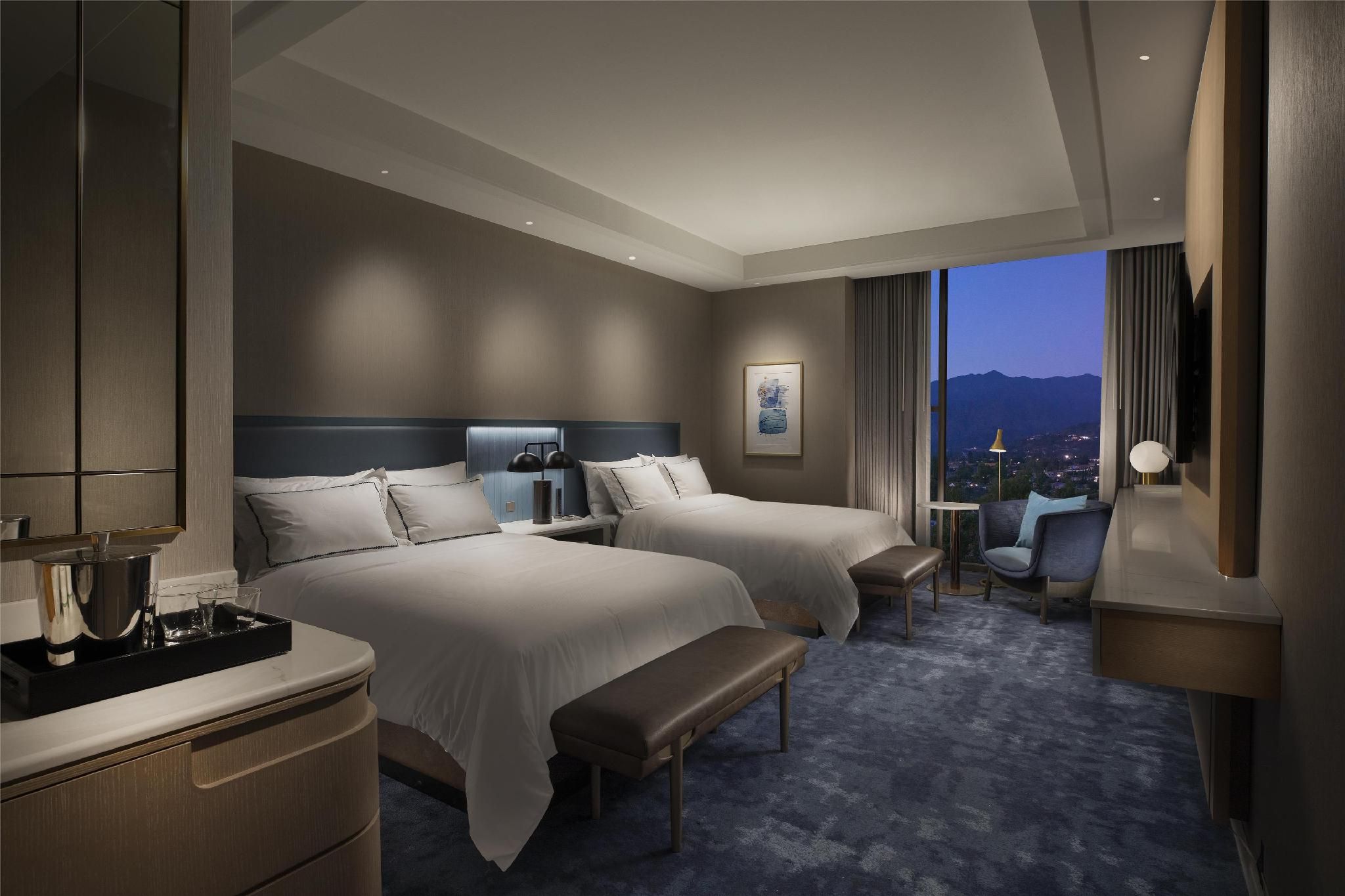2 Queen Beds With Racetrack View
