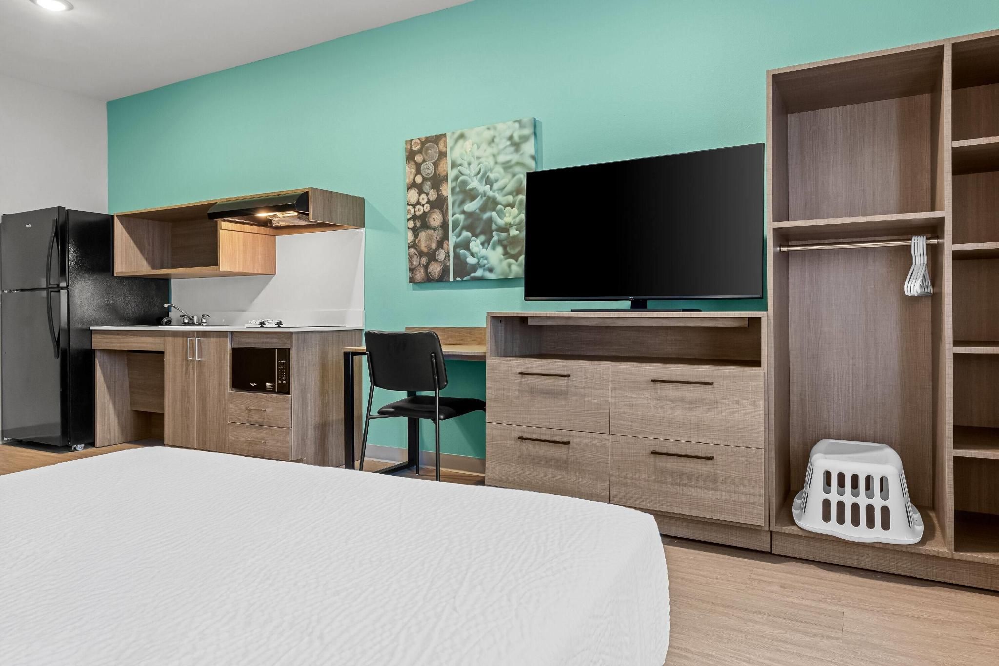 1 Queen Bed, Mobility Accessible Room, Bathtub w/ Grab Bars, Non-Smoking
