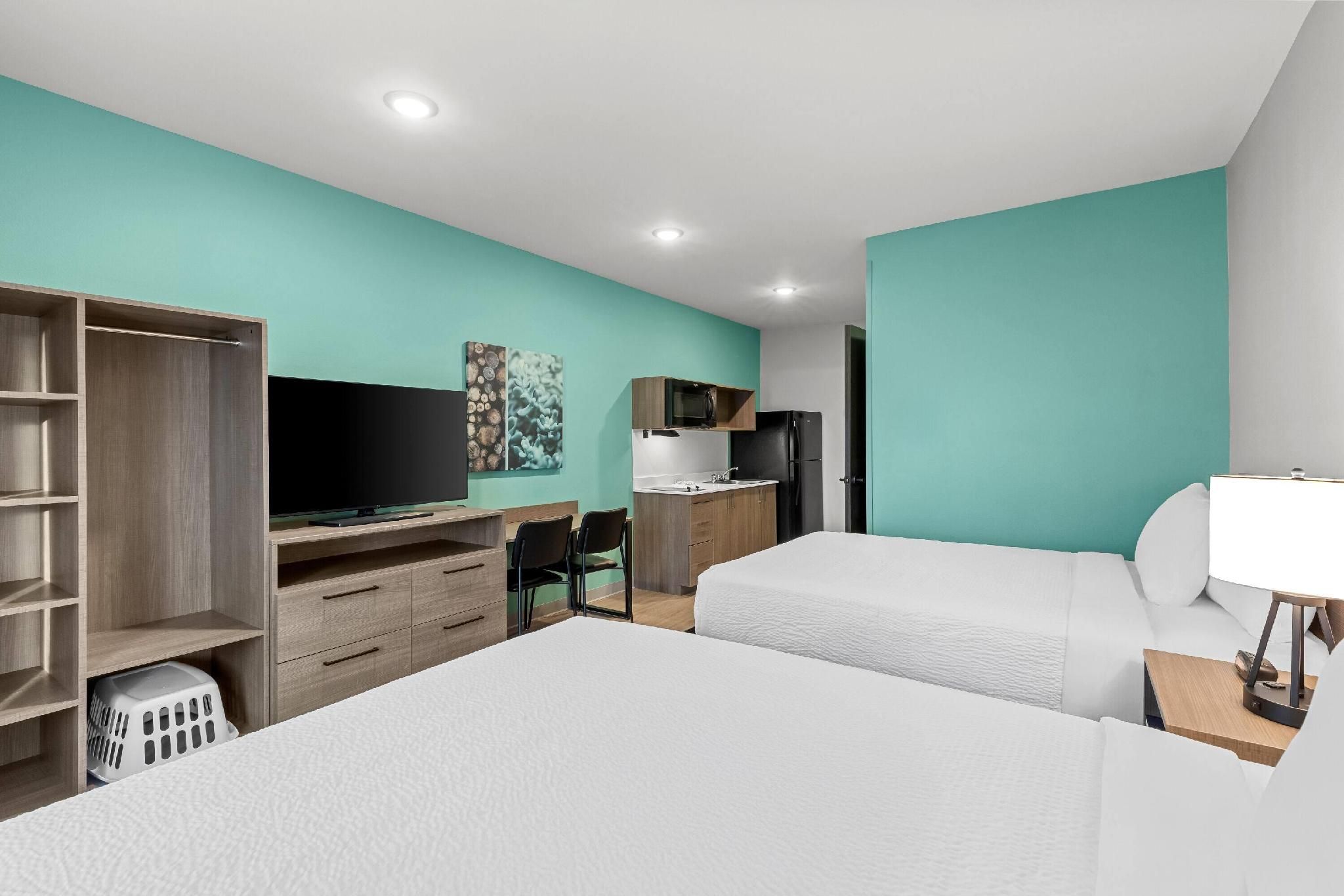 2 Queen Beds, Suite, Non-Smoking
