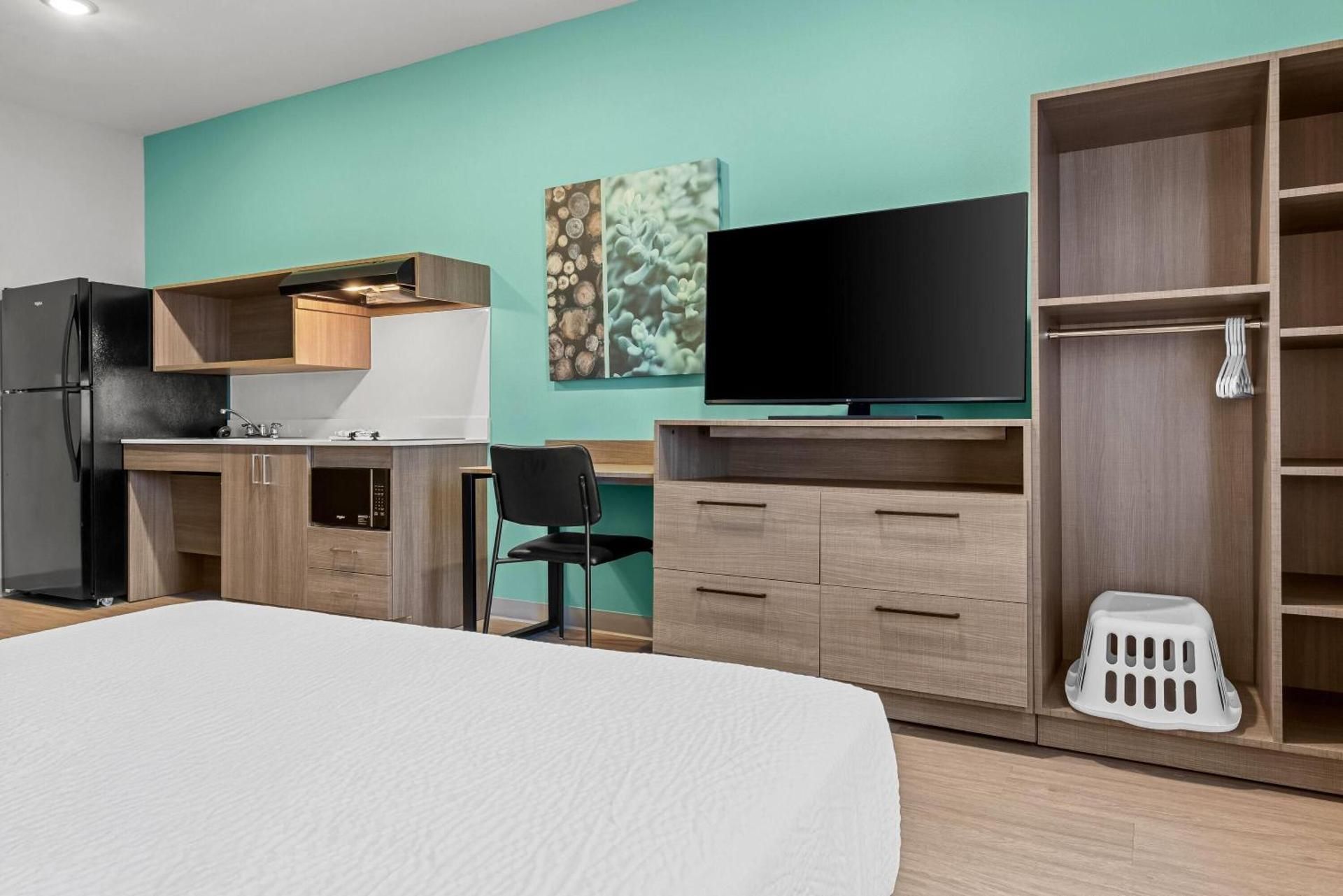 Queen Room with Bathtub with Grab Bars - Mobility Accessible/Non-Smoking