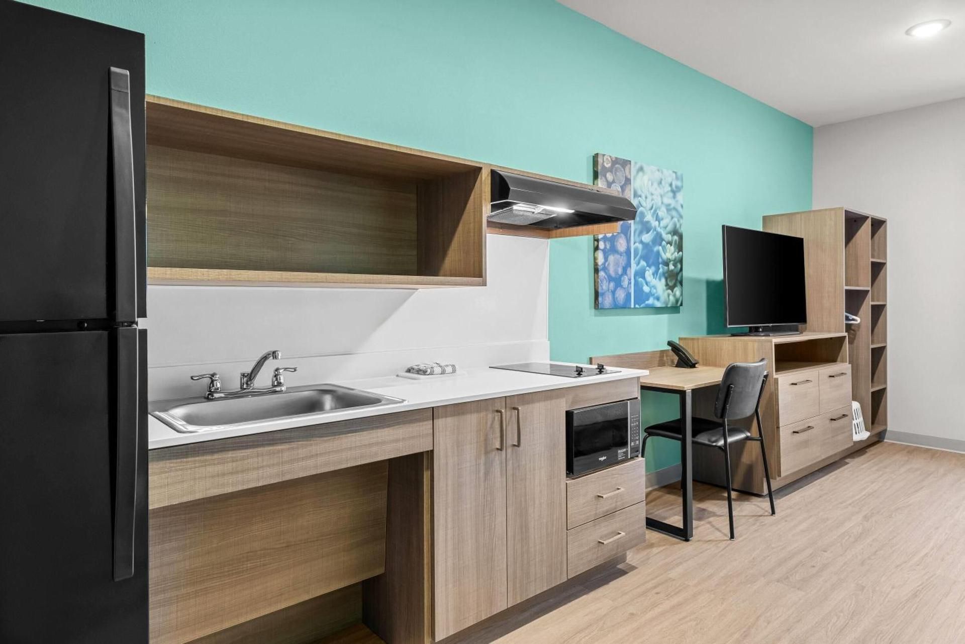 Queen Room with Bathtub with Grab Bars - Mobility Accessible/Non-Smoking