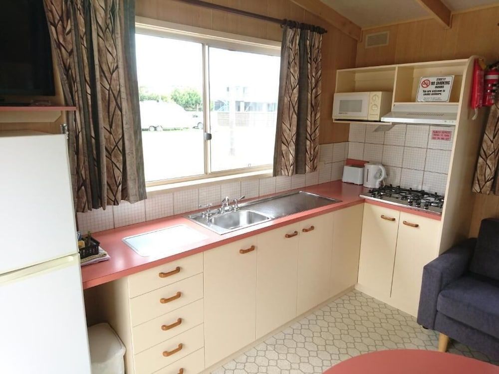 Silver Sands Tourist Park Classic Cabin, Kitchen 4