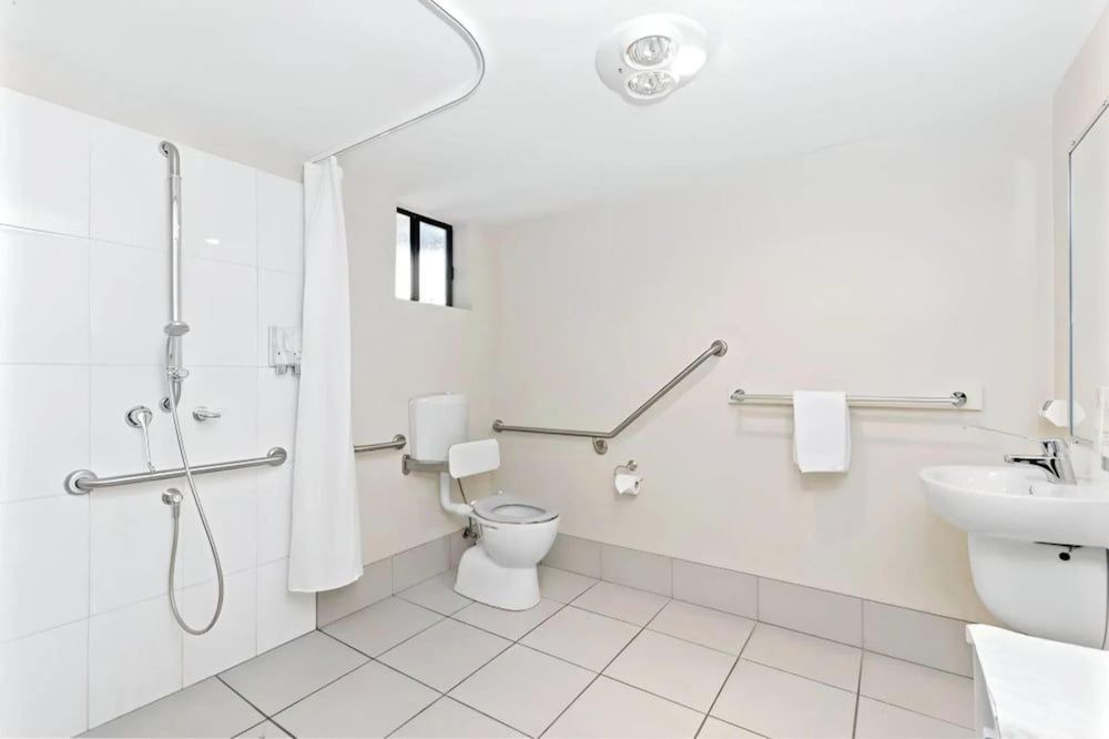 Discovery Parks Blackwater Central Motel Executive Room, Mobility Accessible 4