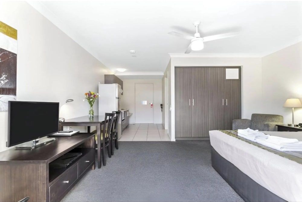 Discovery Parks Blackwater Central Motel Executive Room, Mobility Accessible 3