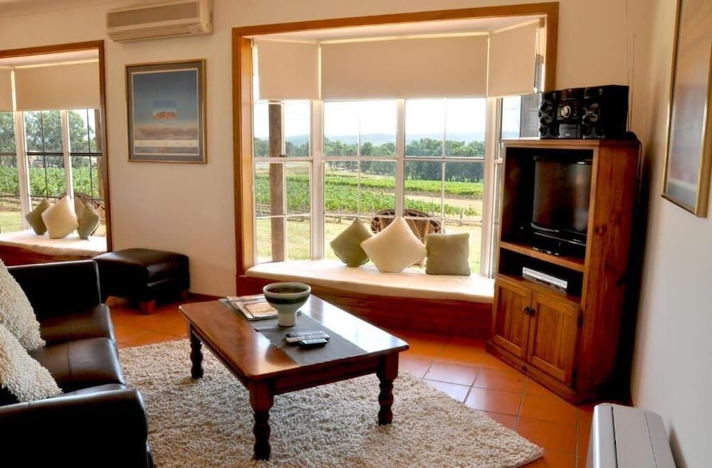 Bimbadgen Estate Cottage, Garden View 4