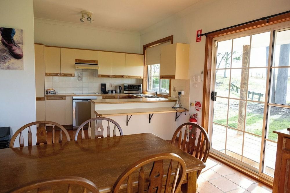 Bimbadgen Estate Cottage, Garden View 3