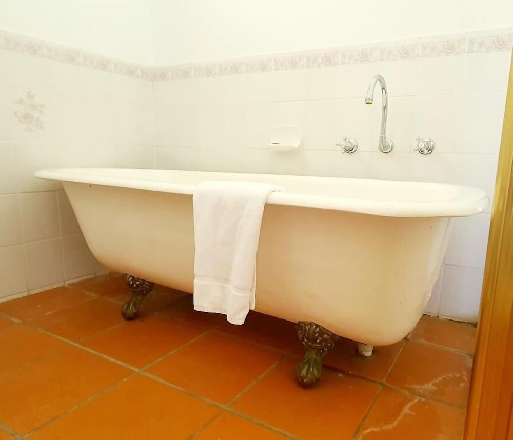 Bimbadgen Estate Cottage, Garden View 6