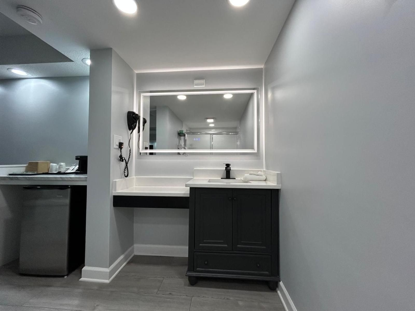 Queen Bed With Jetted Tub