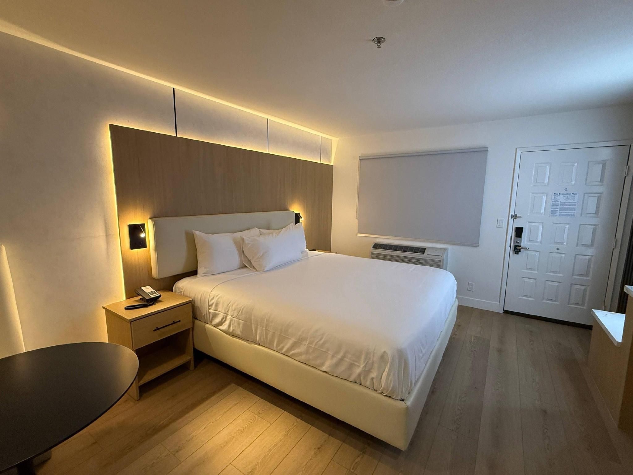1 King Bed, Nonsmoking, Accessible