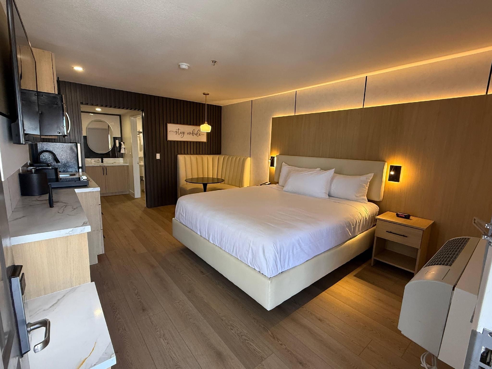 1 King Bed, Suite, Nonsmoking