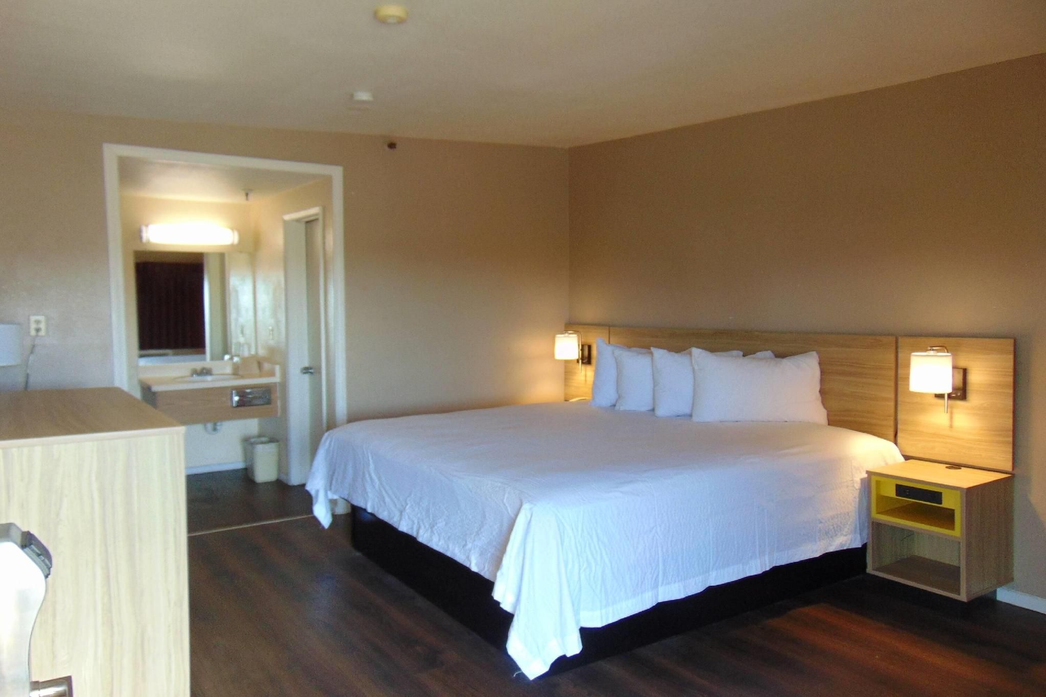 1 King Bed, Non-Smoking