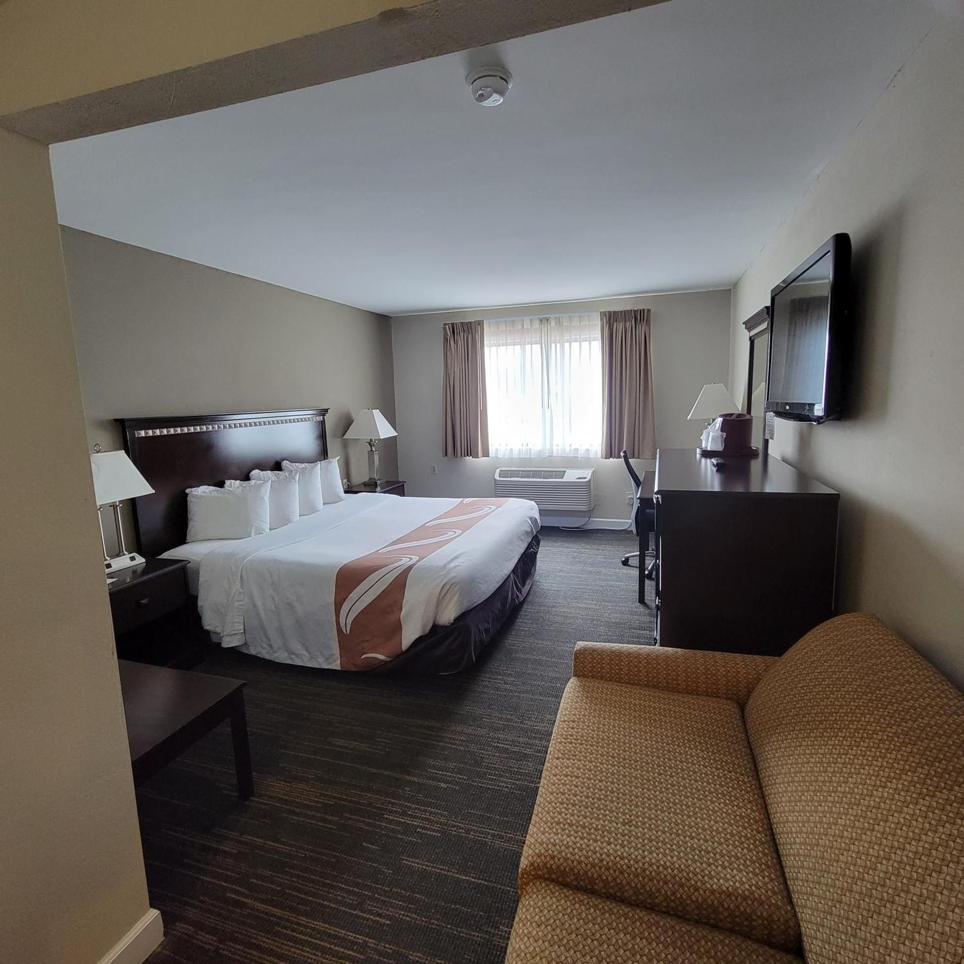 Remembrance Inn 1 King Bed, Suite, Nonsmoking 2